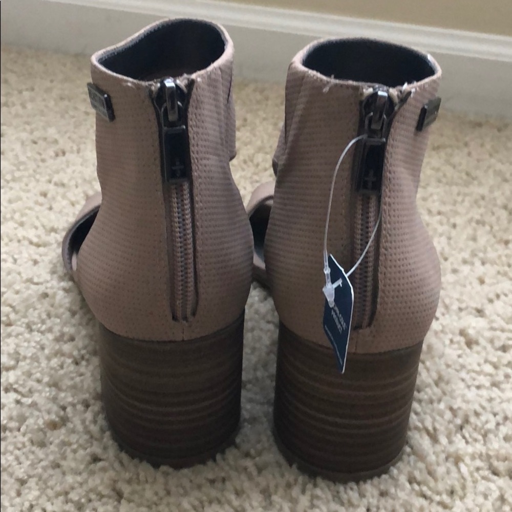 KENNETH COLE CUTOUT SANDAL - Picture 4 of 7